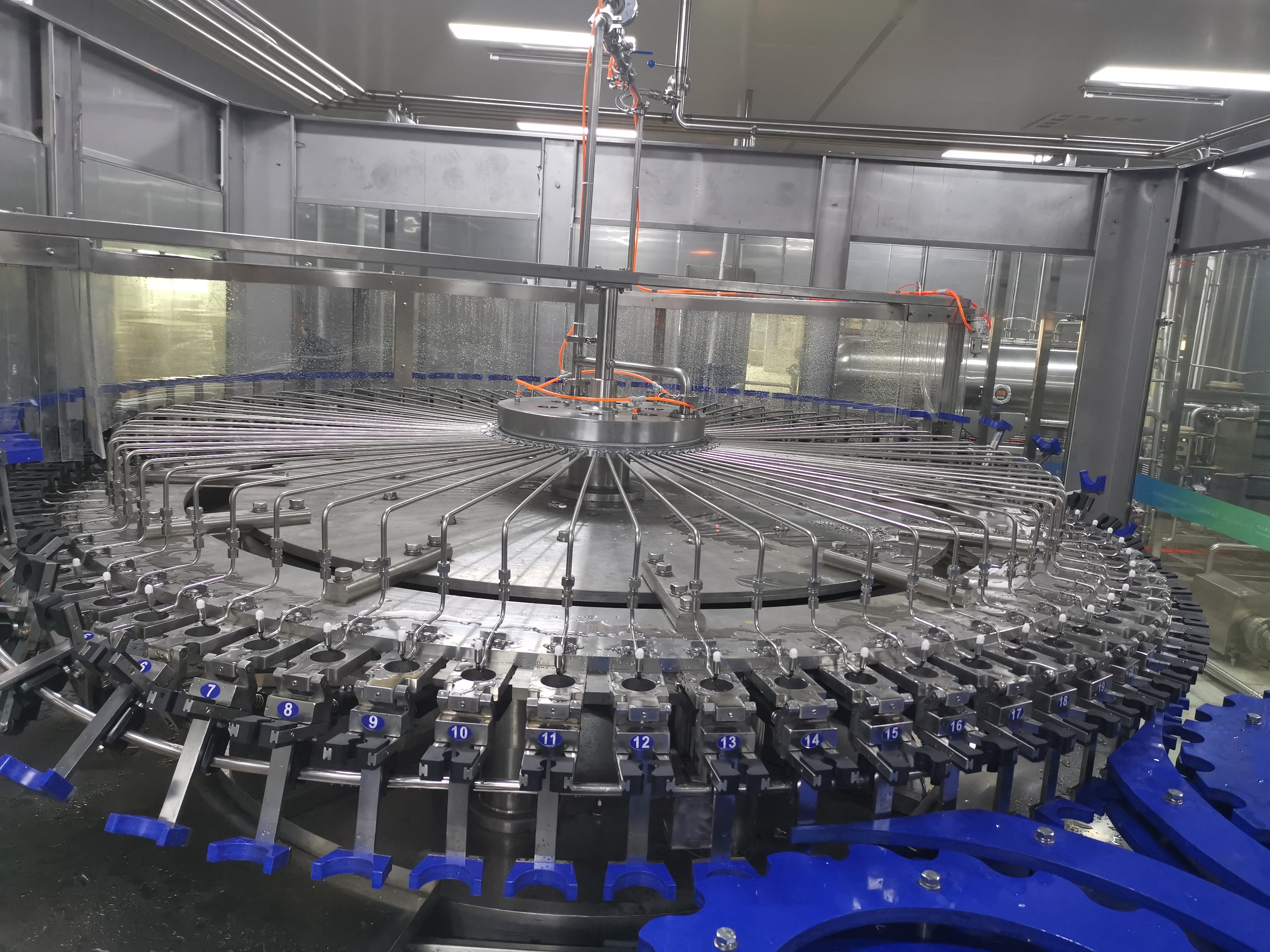 24000BPH في الساعة الزجاجية المعبأة في زجاجات الحرف اليدوية ملء الخط الكامل لخط ROPP CAP 