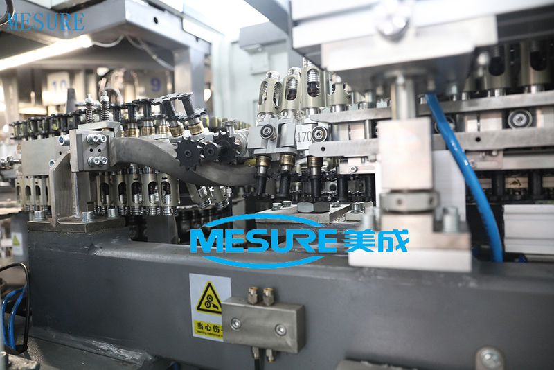 آلة combi ذات الملل للملء لزجاجات الحيوانات الأليفة | خط ملء المياه المعدنية المخصصة ، كفاءة عالية وإخراج