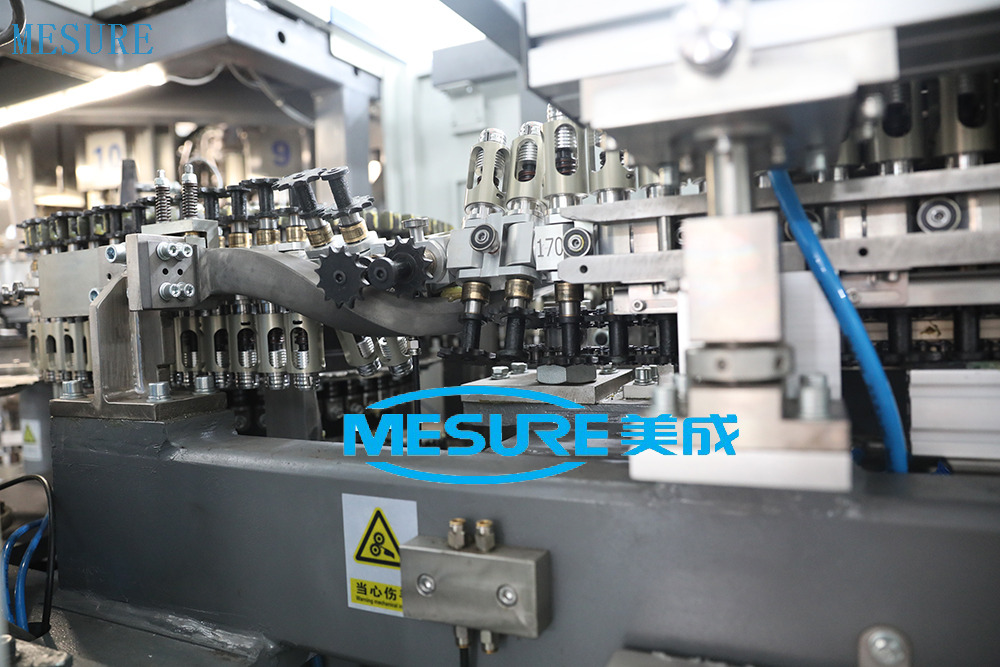 آلة Combi التي تلتقط الملاءة لزجاجات الحيوانات الأليفة | خط مشروب غازية مخصص ، 15000BPH عالية الكفاءة