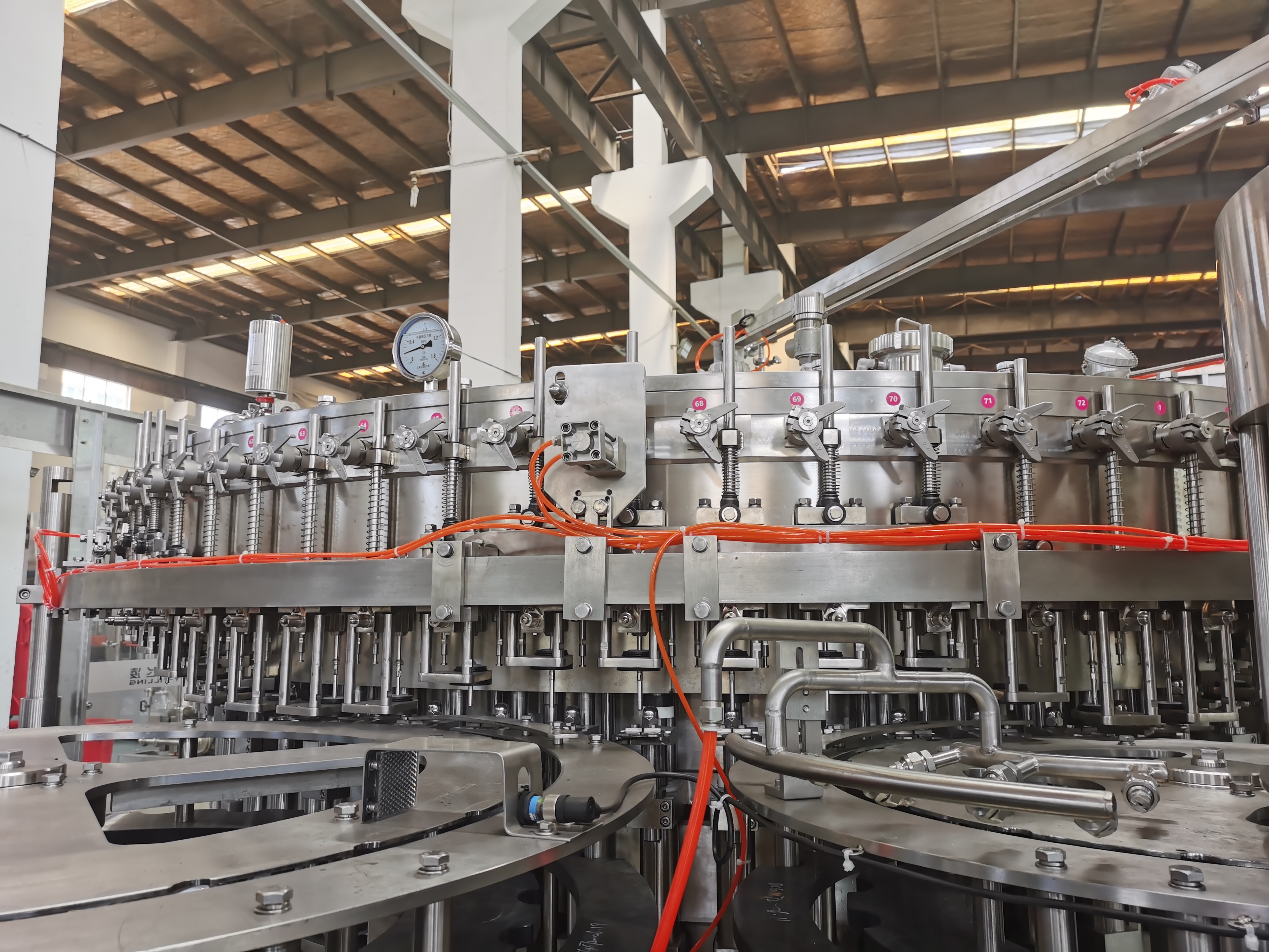 المصنع نظام تغليف تعبئة تعبئة تعبئة تعبئة تعبئة الزجاجات التلقائي لخط دقة البيرة الأليفة 