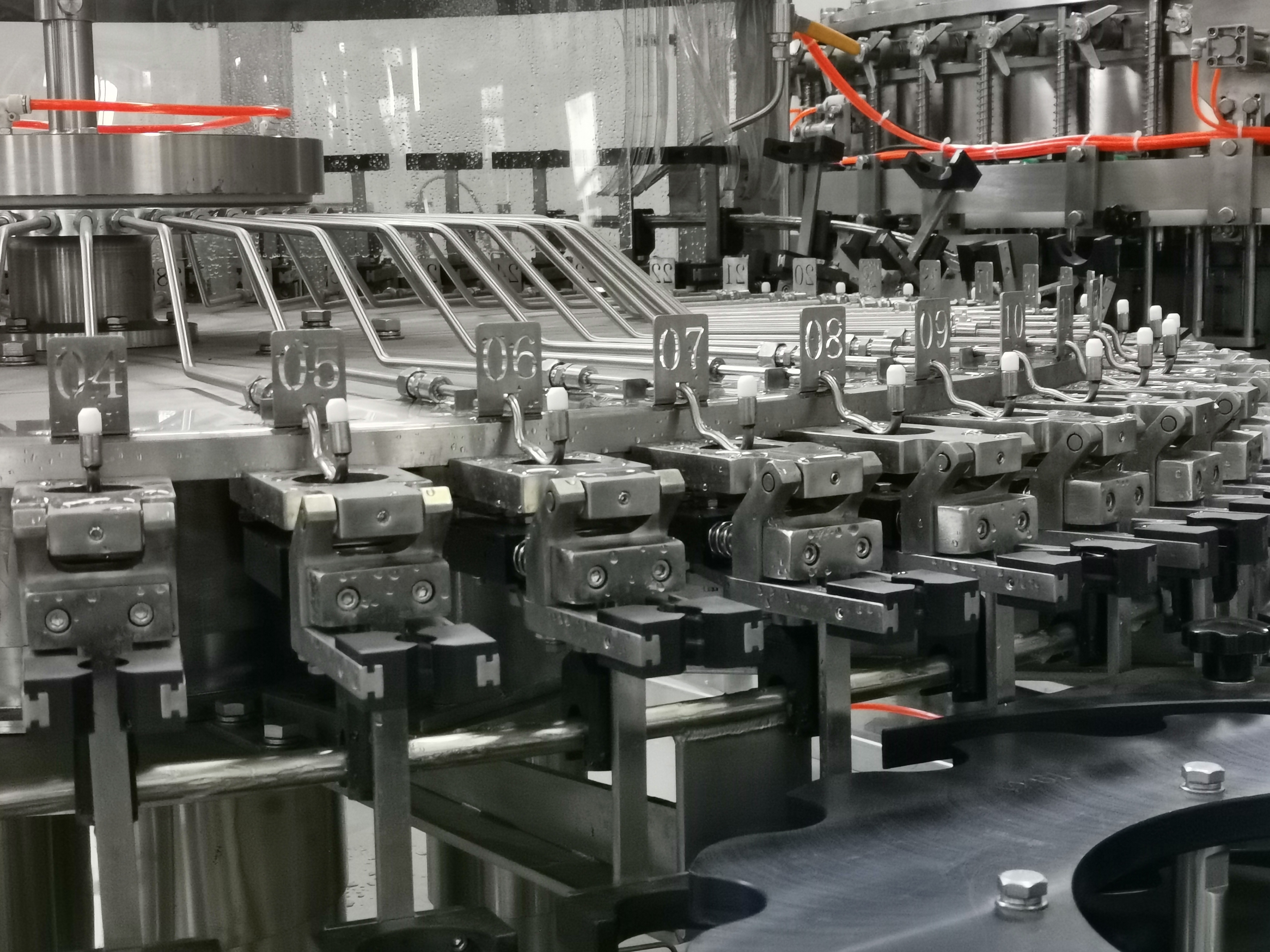 آلة combi ذات الملل للملء لزجاجات الحيوانات الأليفة | خط ملء المياه المعدنية المخصصة ، كفاءة عالية وإخراج