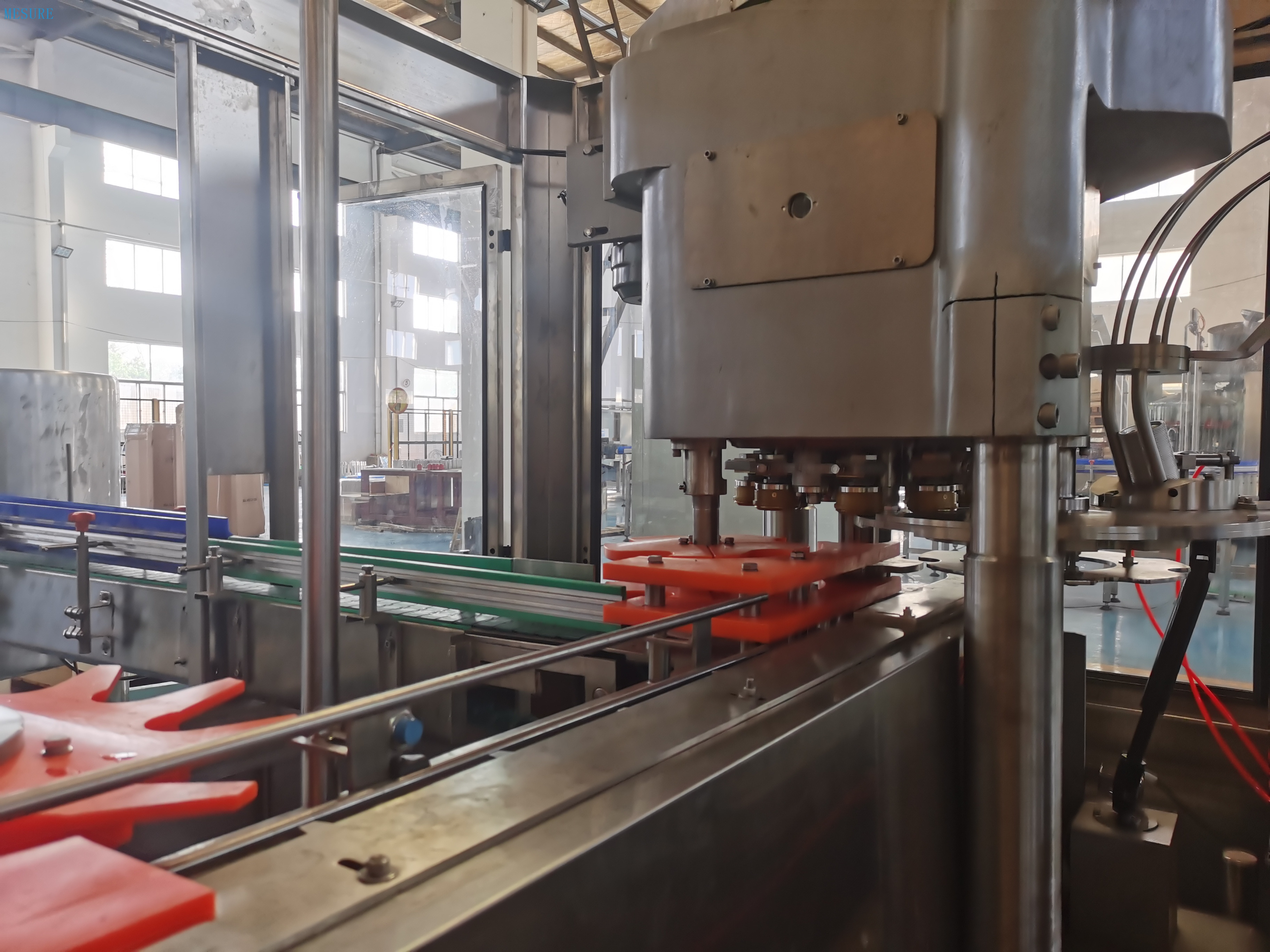 يمكن للألومنيوم آلة ملء عصير الفاكهة 2 في 1 آلة التعبئة والقيام