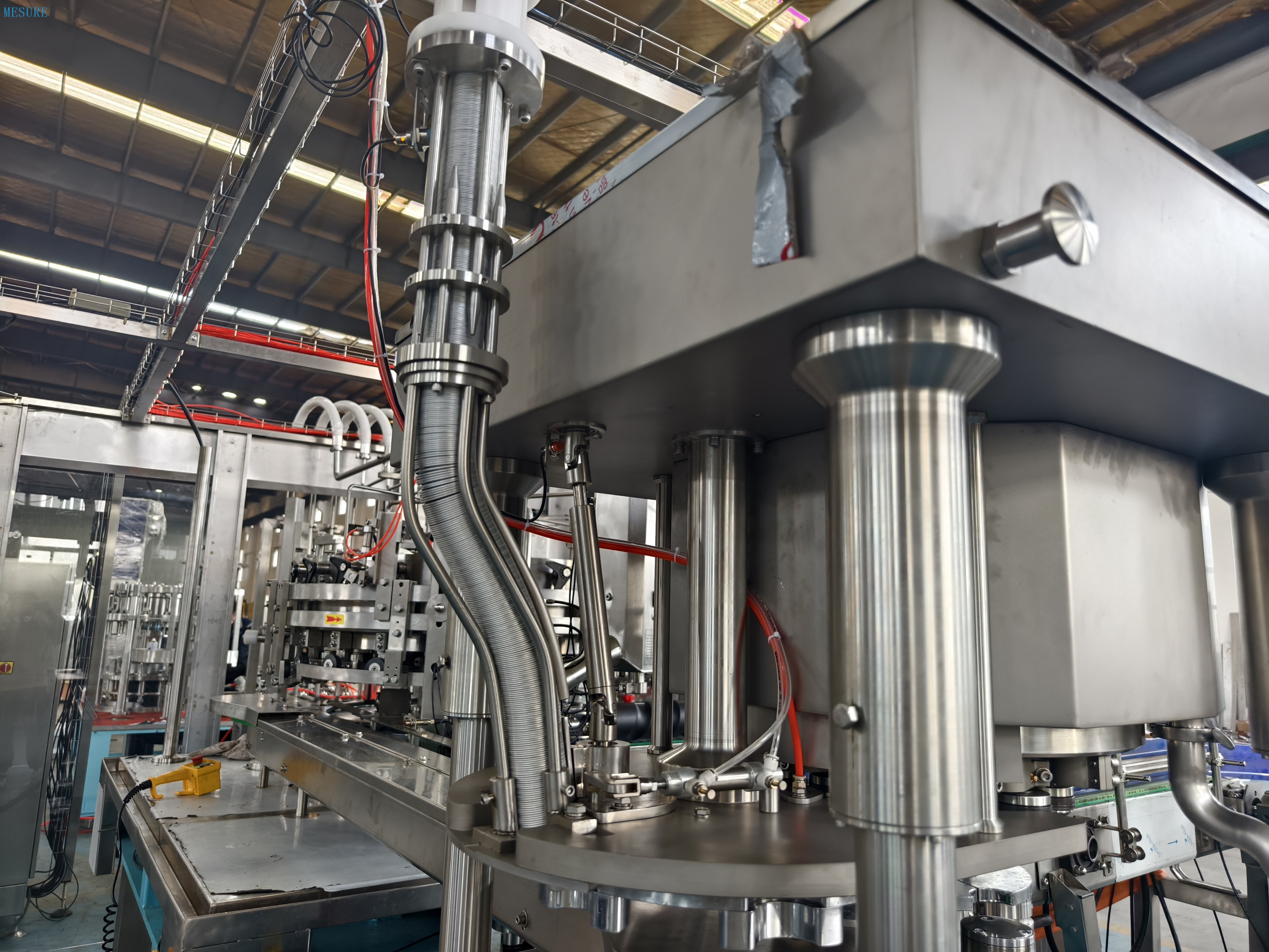 يمكن للألومنيوم آلة ملء عصير الفاكهة 2 في 1 آلة التعبئة والقيام