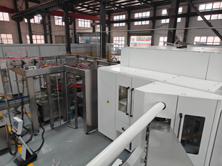 خط زجاجة الحيوانات الأليفة الساخنة: آلة Combi التي تلخى الملء للعصائر | مخصص 18000BPH في الساعة الإخراج