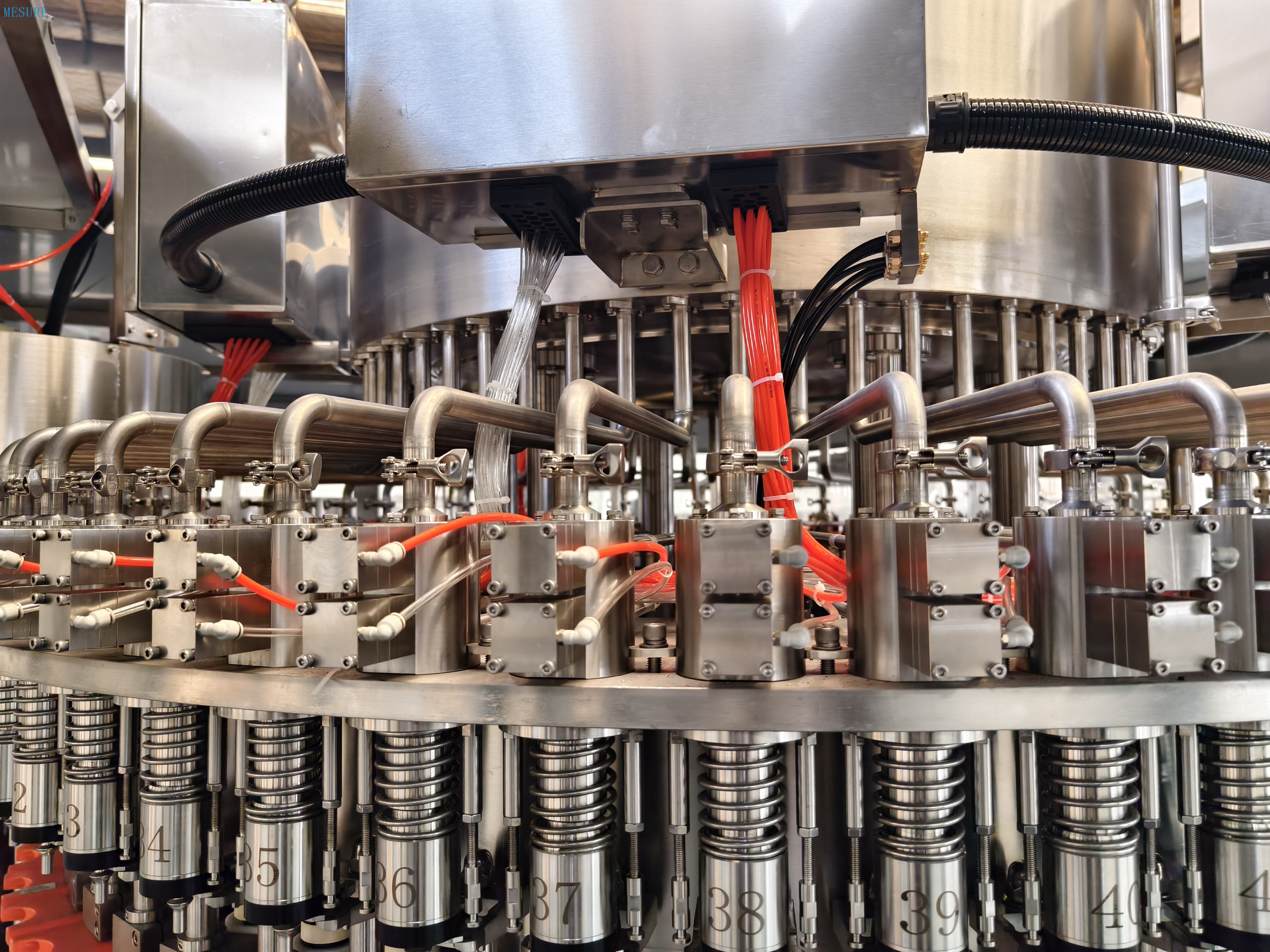 مصنع تعبئة الزجاجات للحيوانات الأليفة: آلة كومبي ذات ملء الملء للمياه/السوائل | خط إنتاج فعال مخصص