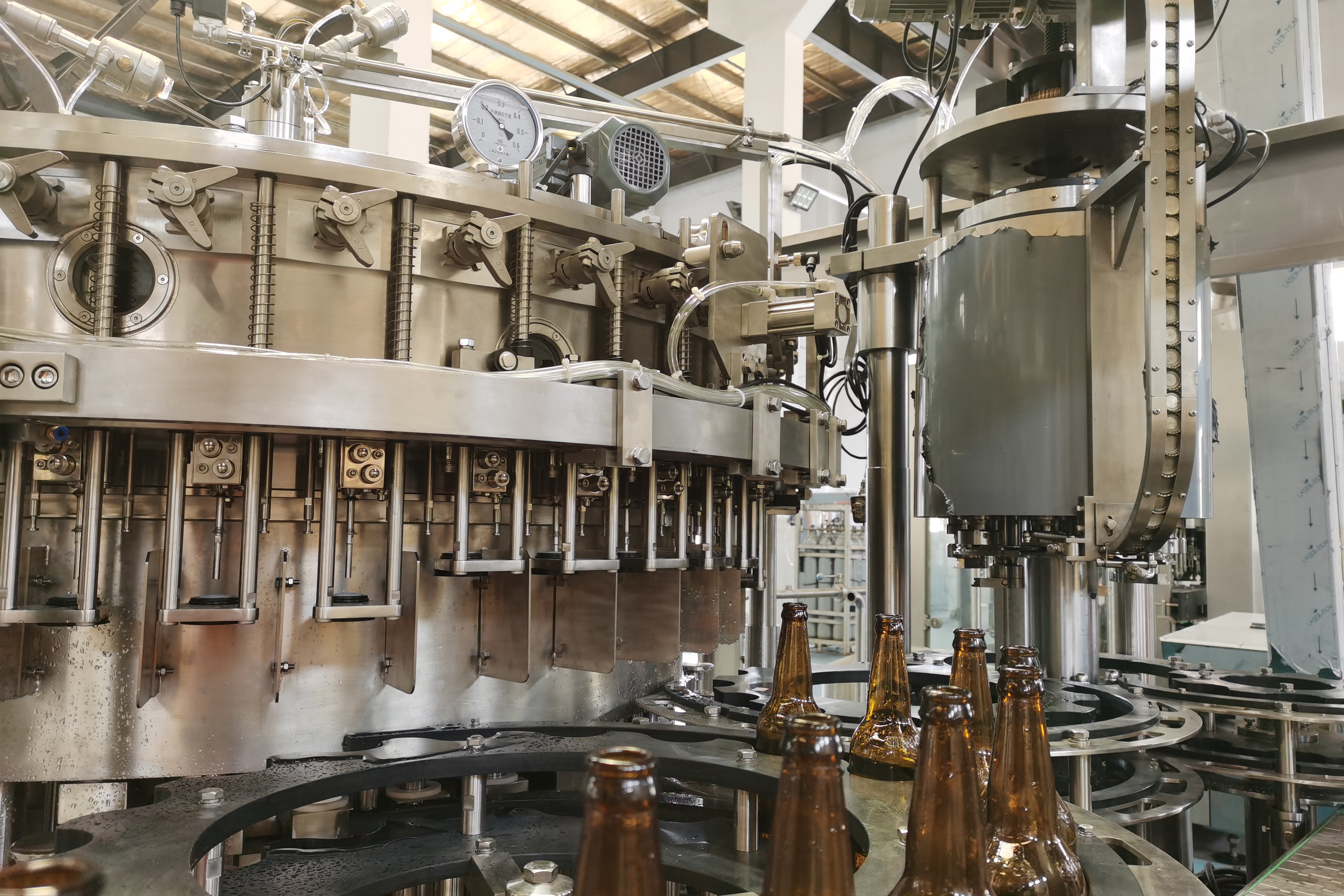 غطاء ملء البيرة المعبأة في زجاجات زجاجية كاب التاج 