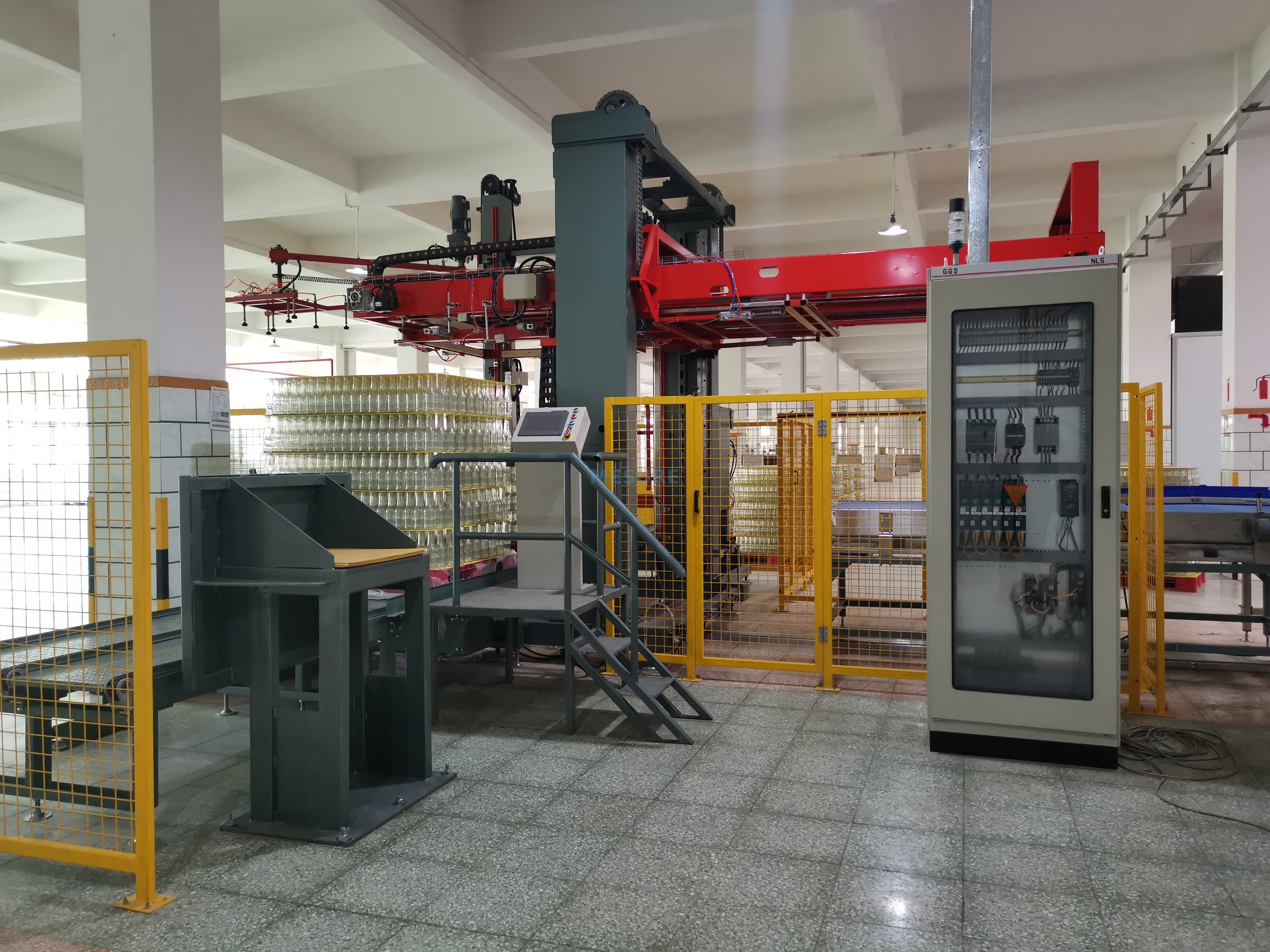 نوع العمود الأوتوماتيكي نوع الروبوت Gantry Carton Box Case Pack 5 جالون الزجاج يمكن أن يتراص برميل متراصة منخفضة وضعية منخفضة الموضع معدات نظام الجهاز