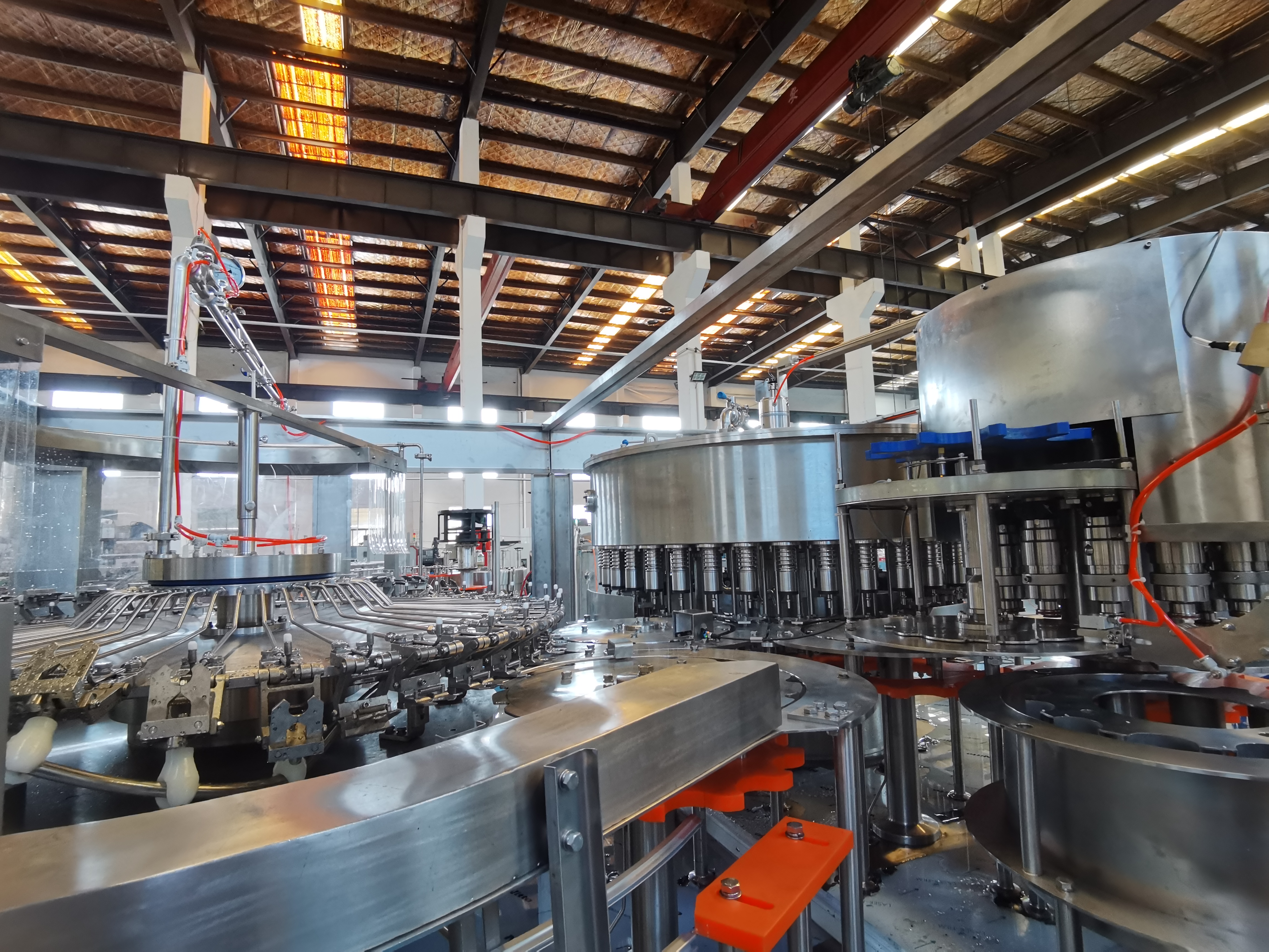 دقة ملء الزجاج الأوتوماتيكي زجاجة ملء البيرة /حل مفتاح تسليم المفتاح عالي السرعة ، عالية الدقة 