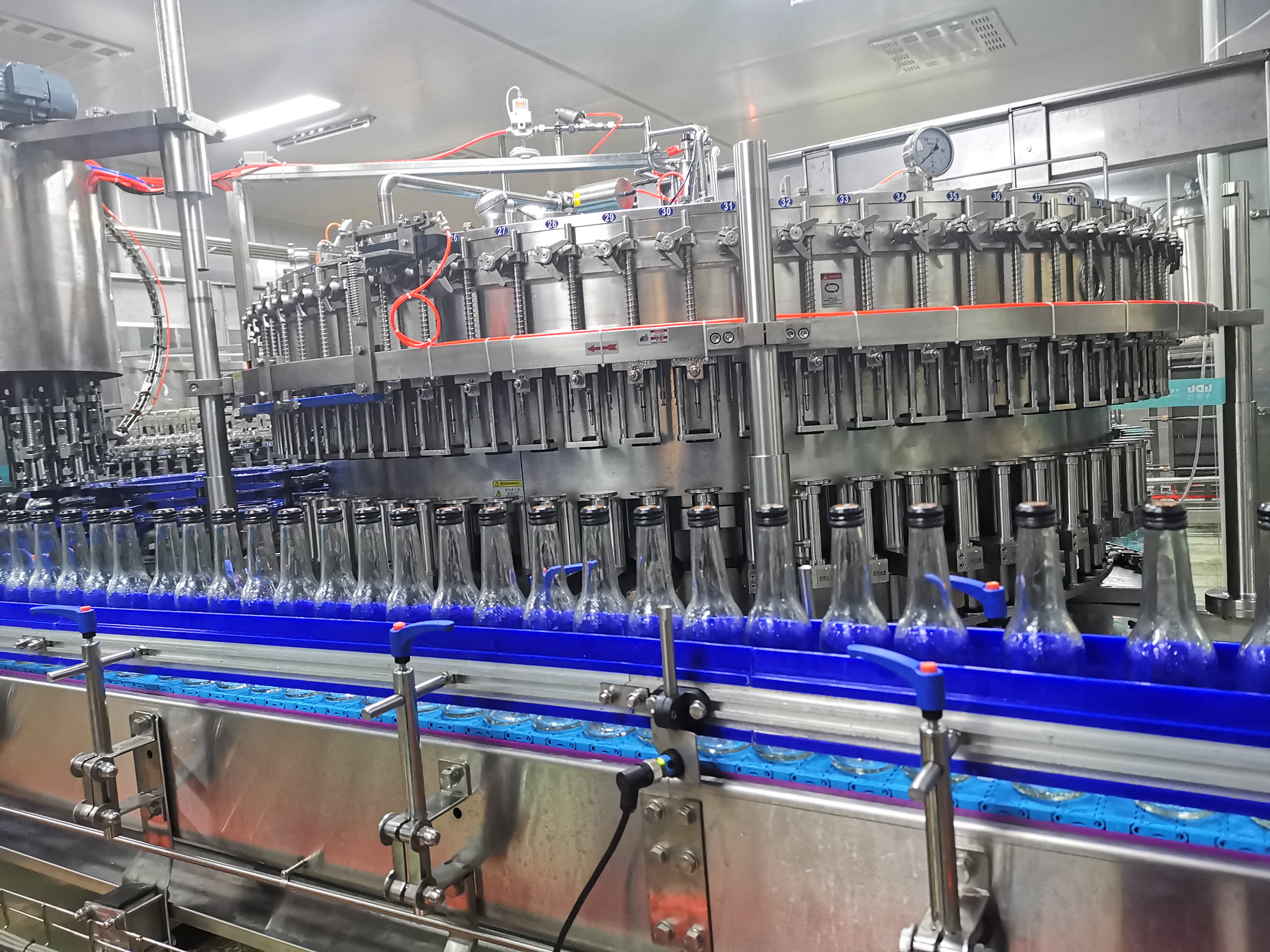 24000BPH في الساعة الزجاجية المعبأة في زجاجات الحرف اليدوية ملء الخط الكامل لخط ROPP CAP 