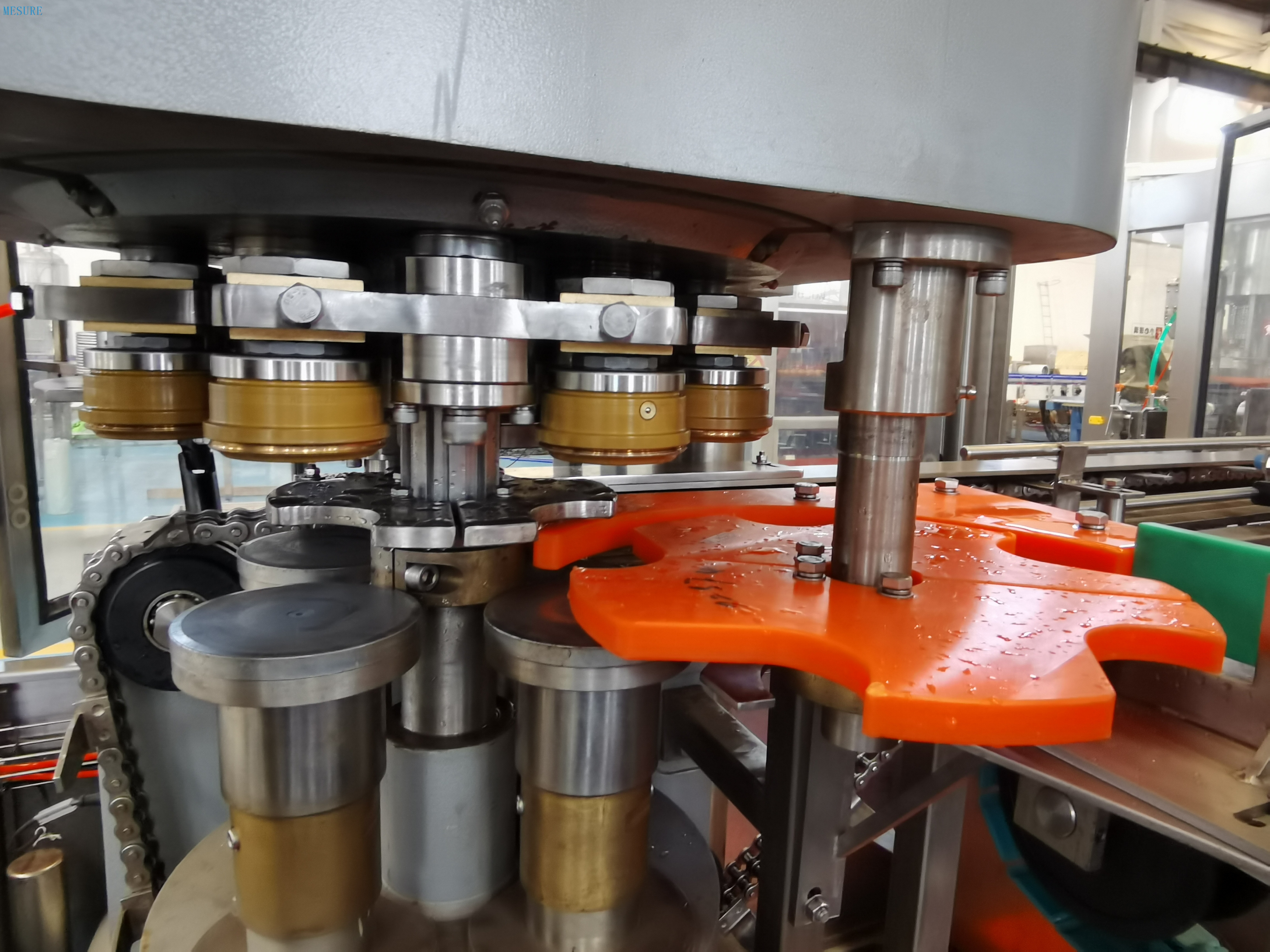 يمكن أن تملأ خطوط ملء البيرة والمشروبات الغازية | آلات بيز صغيرة مخصصة مع ختم فعال